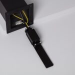 Balise sur pied noire 74 cm, base ouverte avec câblage et prise Type F apparente