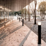 Balise extérieure sur pied noire cylindrique avec diffuseur lumineux carré, éclairage de chemin