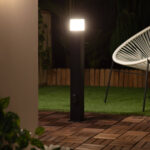 Balise sur pied noire 74 cm avec tête lumineuse carrée et prise Schuko intégrée