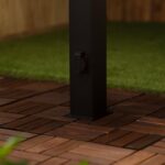 Balise sur pied noire en métal mat avec prise étanche type F intégrée