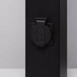 Balise extérieure noire sur pied avec prise étanche Type F Schuko et capot de protection