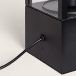 Balise sur pied noire en métal avec câble d'alimentation sortant du socle et base carrée