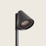 Balise extérieure noir mat en métal avec abat-jour conique montée sur mât