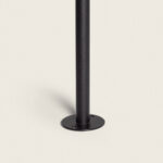 Balise sur pied noire en métal, fût texturé avec base circulaire et fixations visibles