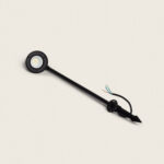 Balise extérieure sur pied noire à tête ronde LED, mât fin avec piquet de fixation et câbles apparents