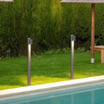 Balise sur pied en acier inoxydable gris mat, forme cylindrique, éclairage extérieur au bord de piscine