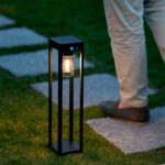 Balise solaire noire en métal, cadre rectangulaire ouvert, globe en verre, sur pied avec détecteur de mouvement