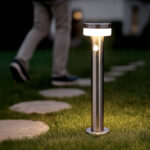 Balise sur pied solaire aluminium argent, cylindre avec diffuseur rond, éclairage LED blanc chaud, fixation au sol