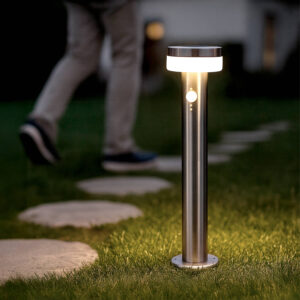 Balise sur pied solaire aluminium argent, cylindre avec diffuseur rond, éclairage LED blanc chaud, fixation au sol