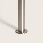 Balise sur pied aluminium argenté, fût cylindrique et base ronde à visser