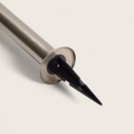 Balise sur pied solaire aluminium argent avec piquet d'ancrage noir