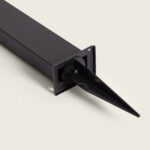 Balise sur pied solaire noire avec piquet d'ancrage pointu et base carrée pour fixation au sol