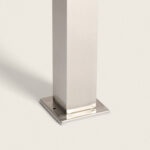 Balise sur pied aluminium argenté à fût carré, base de fixation au sol finition brossée