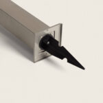 Balise sur pied carrée en aluminium avec piquet d'ancrage noir pour installation au sol