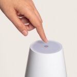 Balise LED blanche conique avec bouton tactile en surface