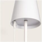 Balise extérieure sur piquet blanche, tête conique finition mate, tige blanche et câble USB de recharge visible