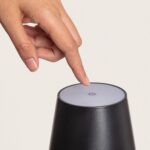 Lampe d'extérieur noire conique avec bouton tactile circulaire sur le dessus