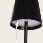 Balise LED extérieure noire sur piquet, port USB visible