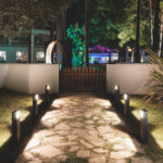 Balise sur pied LED anthracite éclairant un chemin en pierre