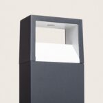 Balise sur pied anthracite en aluminium, ouverture carrée et intérieur blanc, éclairage orienté vers le bas