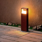 Balise sur pied rectangulaire rouille allumée pour éclairage extérieur