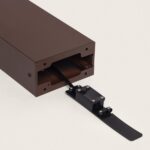 Balise sur pied rectangulaire aluminium couleur rouille, ouverture inférieure avec câble et platine de fixation visible