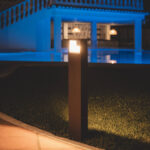 Balise LED extérieure en aluminium rouille, corps rectangulaire sur pied, éclairage orienté vers le sol