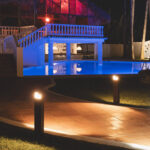 Balise LED rouille en aluminium sur pied, éclairage extérieur le long d'une piscine