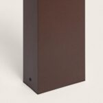 Balise extérieure rectangulaire finition rouille, base avec trou de fixation visible