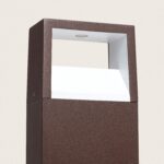 Balise extérieure en aluminium couleur rouille, forme rectangulaire avec encadrement ouvert et éclairage intégré