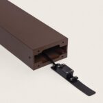 Balise extérieure aluminium rouille avec câble apparent et platine de fixation rectangulaire