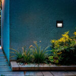 Balise murale encastrable carrée anthracite, éclairage blanc chaud diffusé sur mur texturé