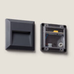 Balise encastrable murale carrée anthracite, capot et boîtier arrière transparent révélant module LED