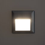 Balise encastrable murale carrée à cadre gris avec face éclairante blanche