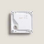 Balise encastrable carrée en plastique blanc, boîtier arrière avec passage de câble et points de fixation