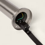 Balise sur pied acier inoxydable brossé, corps cylindrique ouvert montrant câblage et support de fixation