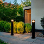 Balise sur pied noire cylindrique avec diffuseur transparent et éclairage blanc chaud