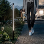 Balise sur pied LED slim noire en métal avec bande lumineuse verticale blanc chaud