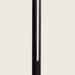 Balise LED noire avec fente lumineuse verticale, fixation sur pied