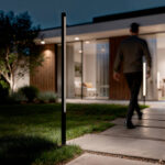 Balise LED noire sur pied, mât mince vertical avec bande lumineuse pour allée extérieure