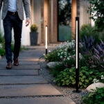 Balise LED sur pied noire cylindrique avec insert lumineux vertical, finition métal, éclairage de chemin extérieur