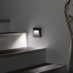 Balise murale LED noire carrée, fixation en saillie, éclairage dirigé vers le bas