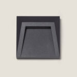 Balise murale extérieure carrée gris anthracite, ouverture trapézoïdale, fixation en saillie