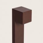 Balise sur pied aluminium rouille, tête cubique, finition extérieure en saillie