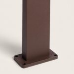 Balise sur pied métallique rouille, mât carré avec platine de fixation rectangulaire à 4 trous