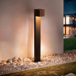 Balise sur pied extérieure couleur rouille, colonne rectangulaire en saillie, éclairage dirigé vers le bas