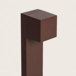 Balise sur pied rectangulaire rouille en métal, tête cubique à finition mate