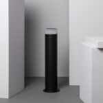 Balise sur pied cylindrique noire en métal mat avec diffuseur blanc opalin