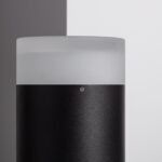 Balise sur pied LED noire en métal texturé avec diffuseur opalin cylindrique