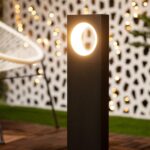 Balise sur pied LED extérieure noire, poteau rectangulaire mat avec anneau circulaire lumineux blanc chaud